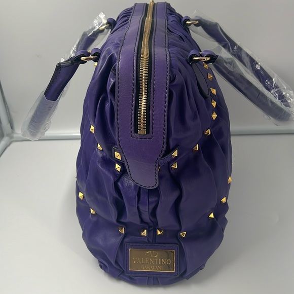 Brand new Valentino Garavani bag. NWT. This bag is in pristine condition. - Picture 3 of 9